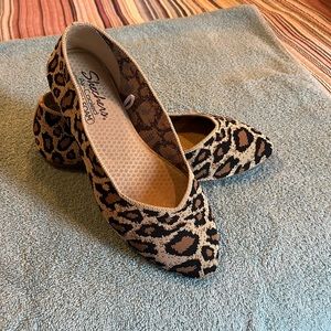 EUC LIKE NEW!! Skechers flats/just too flat for me 😬. My loss is your gain!!